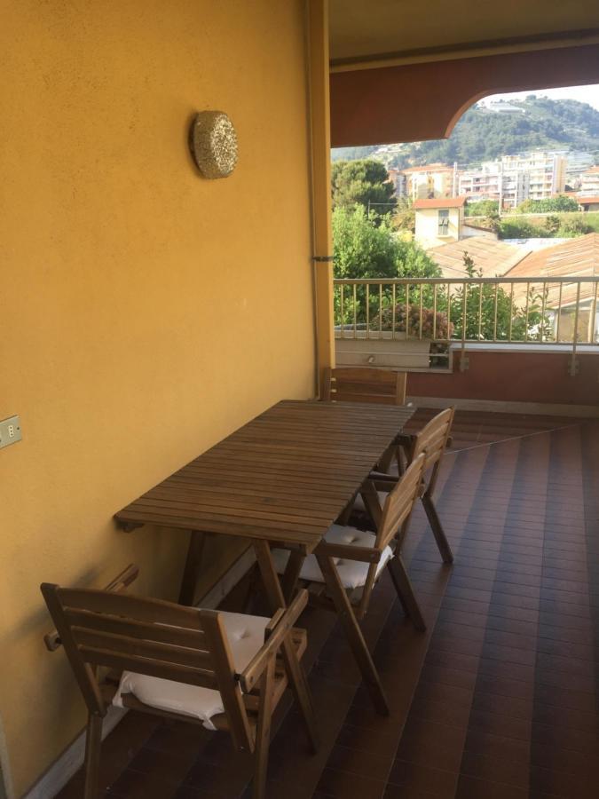 A Due Passi Dal Mare Apartment Vallecrosia Bagian luar foto